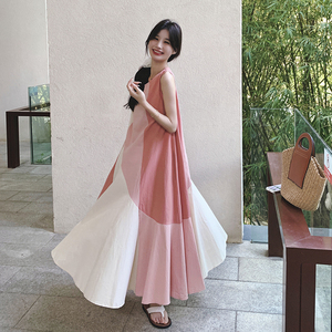 粉色拼接无袖连衣裙女2025年夏季新款宽松显瘦海边度假风背心长裙图片