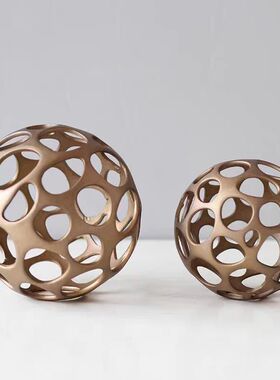 现代简约北欧样板间镂空圆球摆件金属办公室书房书桌轻奢软装饰品
