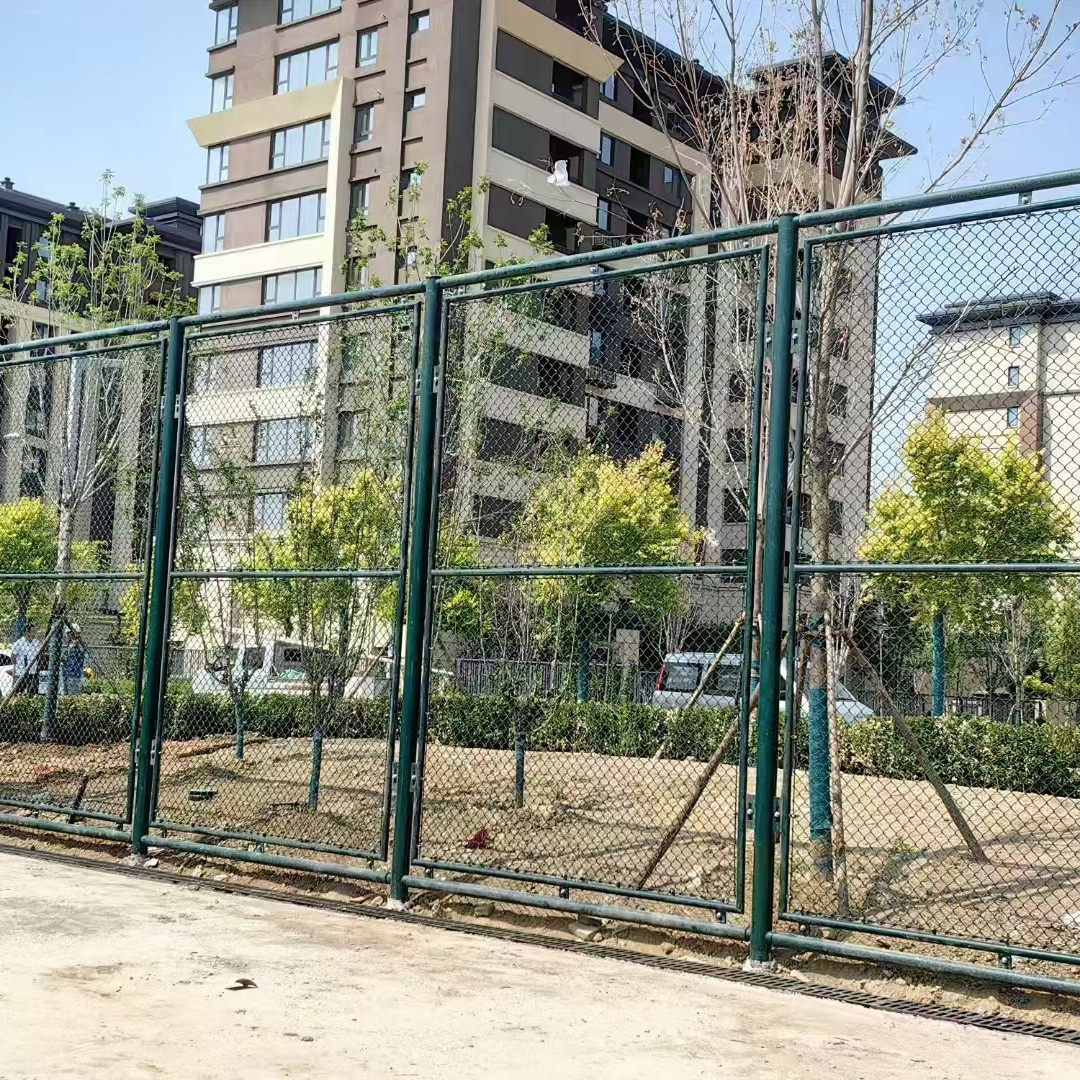 现货球场护栏网学校铁丝围网篮球场包塑体育场勾花隔离防护围栏网图片