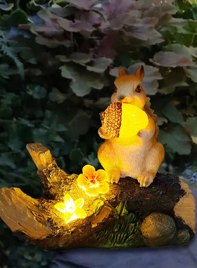 松鼠拿户外站树桩树脂工艺品摆件松果太阳能灯花园动物装饰品