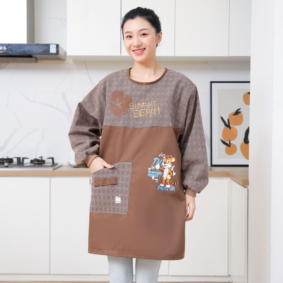 成人家用长袖绣女士细格贴布罩衣厨房围裙时尚大人防油污围裙现货