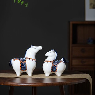 热销冰裂纹青花陶瓷青梅竹马酒柜创意家居装饰客厅摆件书桌生肖马