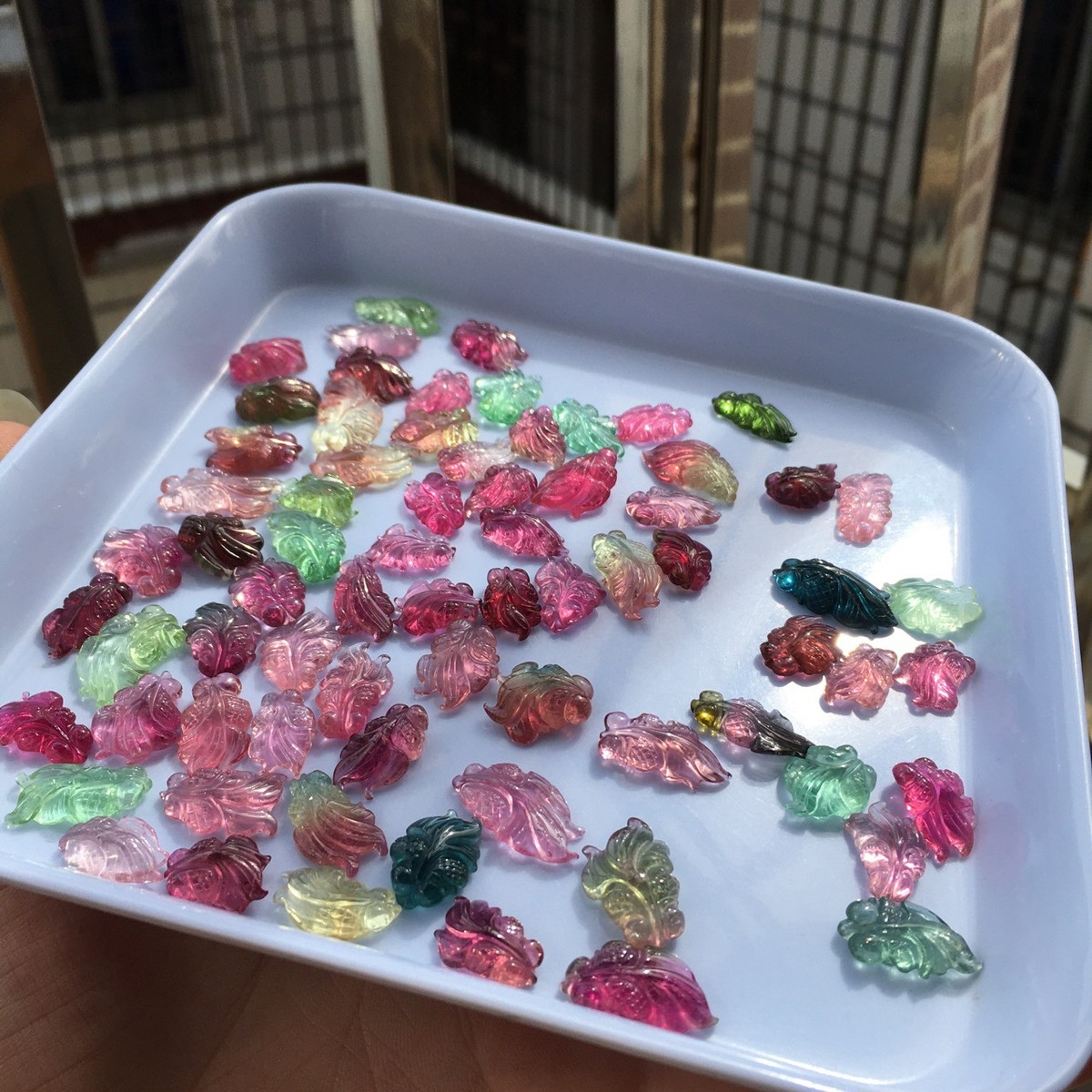 可配饰厂家天然碧玺雕刻小金鱼配件粒粒玻璃体可镶嵌diy塘