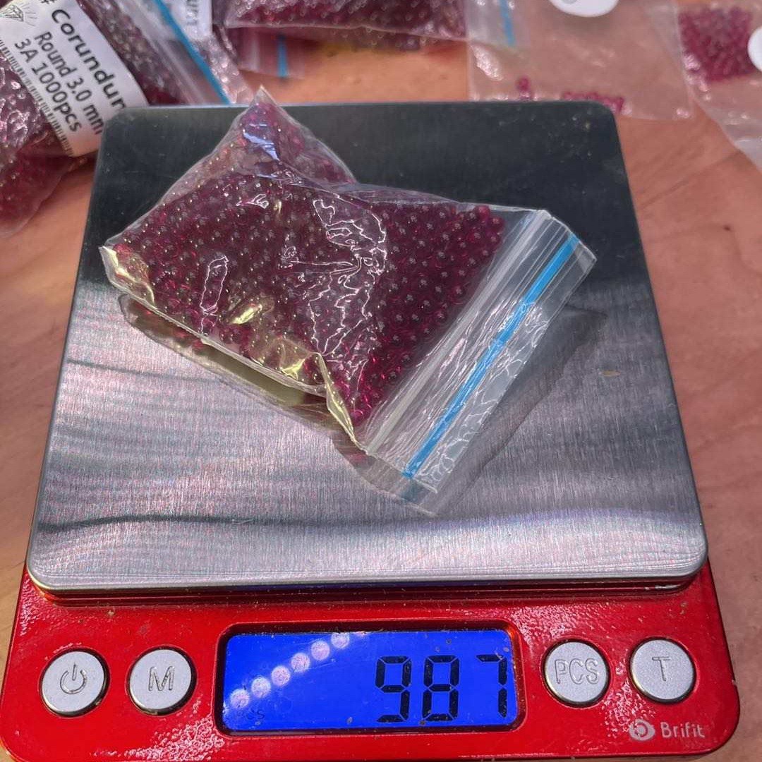 厂家批发定制5号红刚玉圆珠裸石无光面圆珠合成宝石圆球孔可打孔