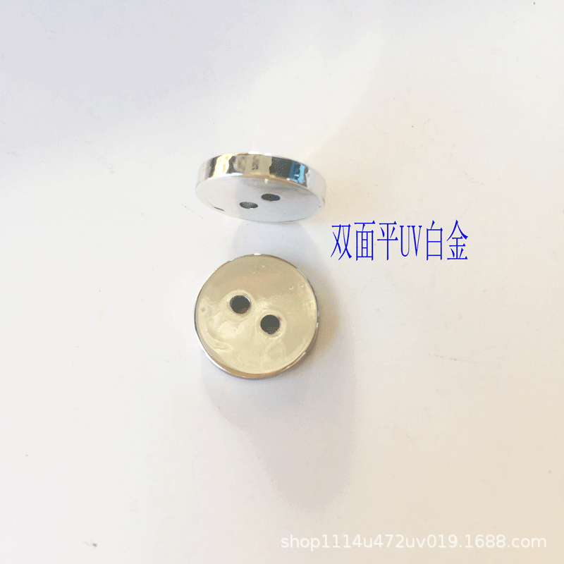 厂家直供两眼面包扣uv镀两面平细衣扣四眼衬边树脂扣现货