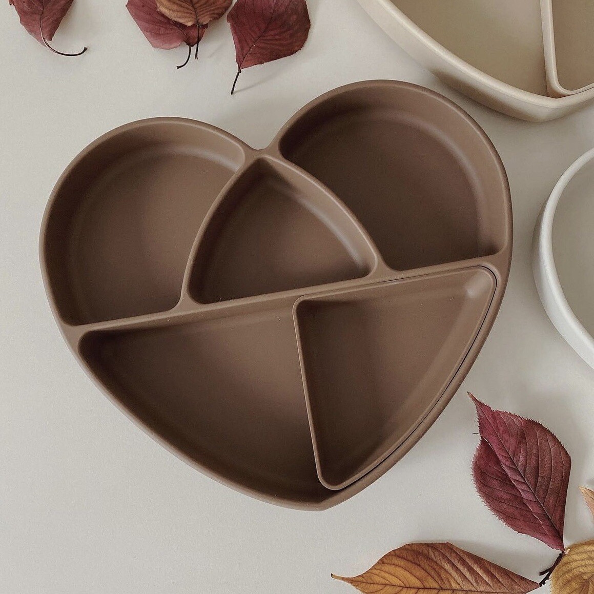 韩系宝宝硅胶餐盘儿童自主进食辅食分格盘含盖套装吃饭吸盘式餐盘