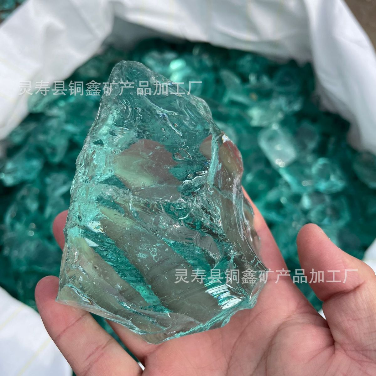湖蓝玻璃石厂家填充石笼鱼缸造景蓝色冰川石彩色玻璃石园林景观