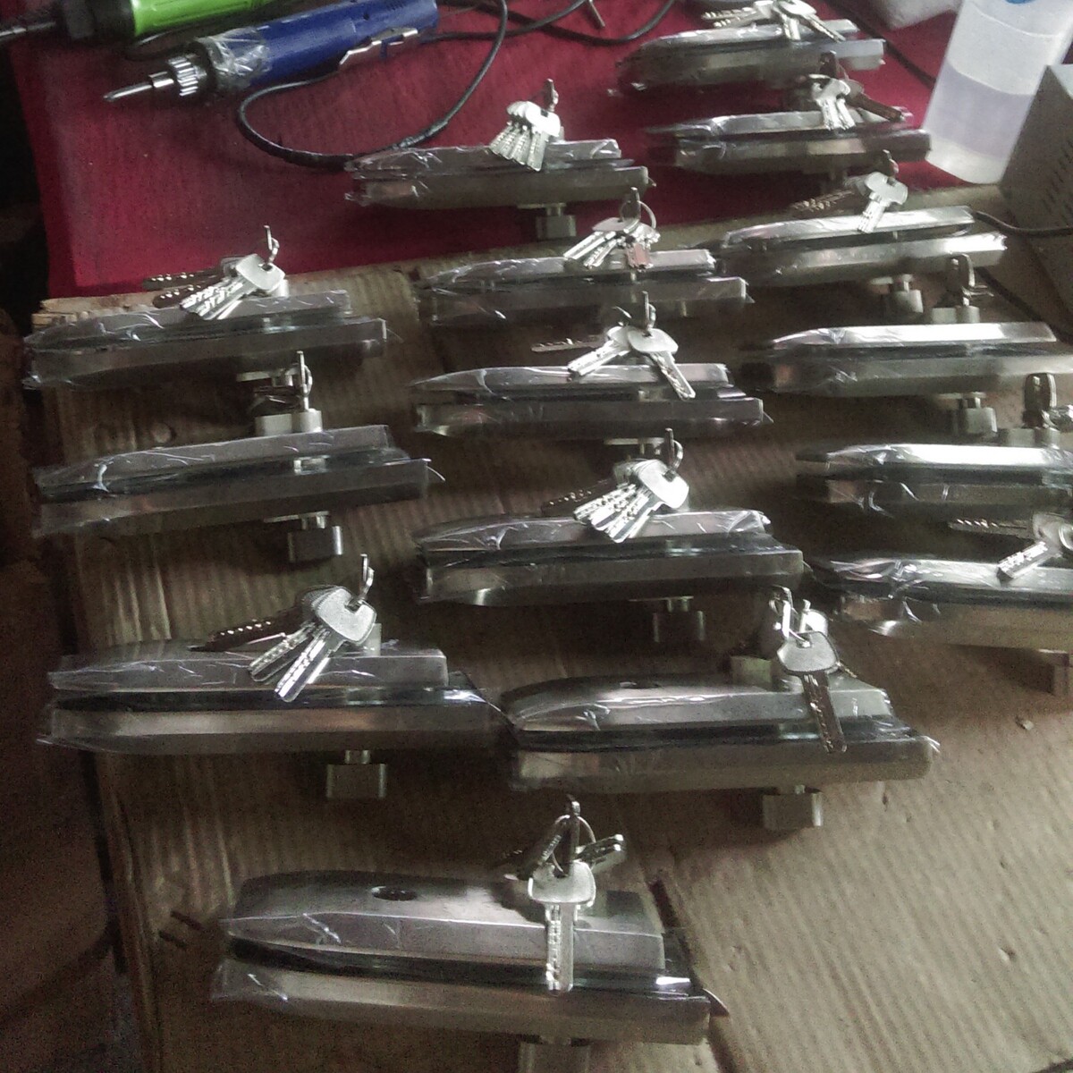 热销供应锌合金不锈钢铝活动把手横式st-g004玻璃门锁 高隔断墙配