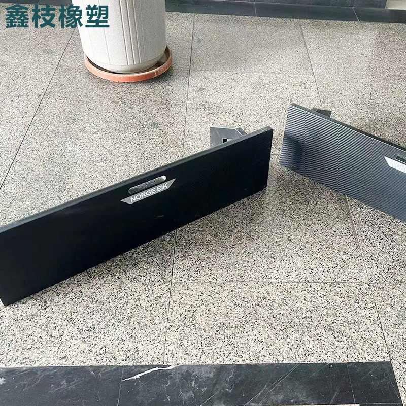 足球反弹板传球球场学校控球训练器足球回弹板训练反弹板挡板