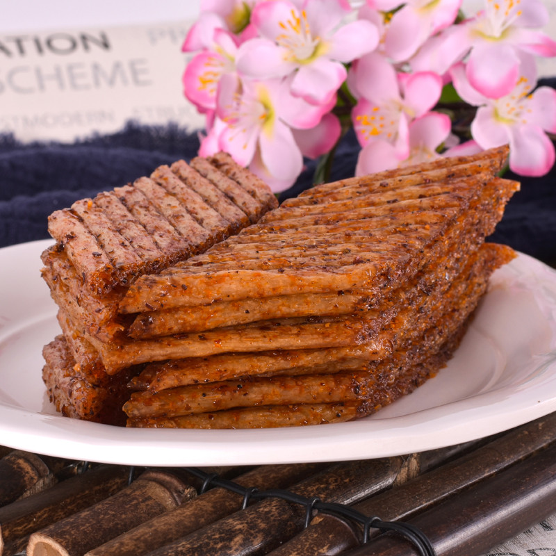 素烤肥牛辣片辣条面制品麻辣小吃怀旧零食小时候味道亲嘴片香辣片
