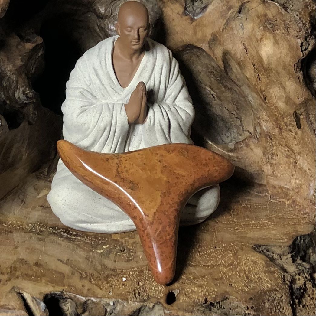 热销泗水滨红小三角砭石黄雀按摩身体面部穴位腿部足底按摩经络棒