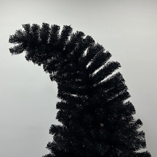 2024新款黑色商场圣诞树加密pvc弯头酒店布置落地仿真圣诞树