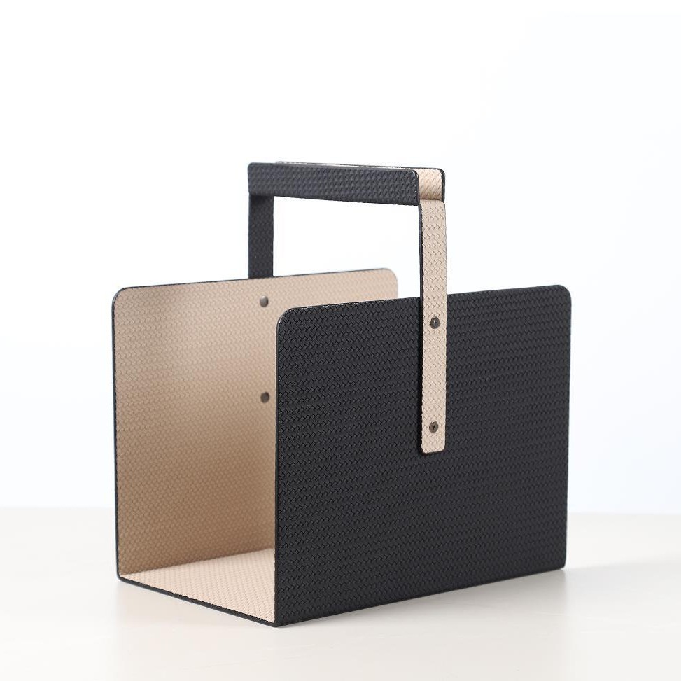 现代轻奢极简样板间米色收纳书架手提皮革托盘金属高端杂志架摆件