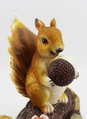 松鼠拿松果动物树桩树脂工艺品摆件户外太阳能灯花园站装饰品