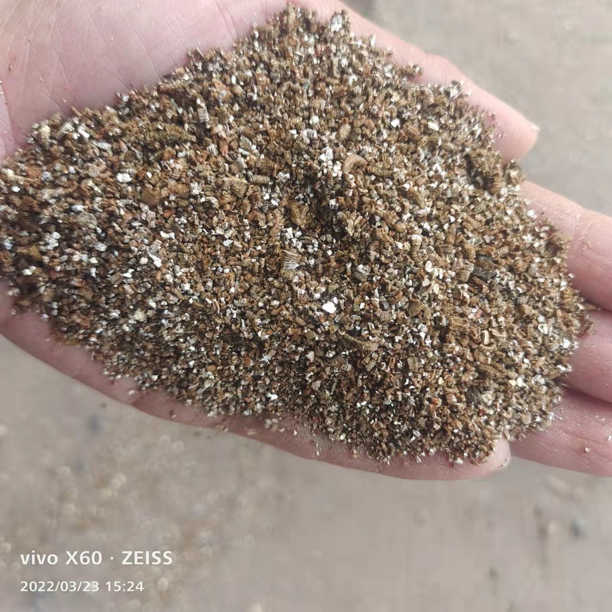 保温蛭石批发无土栽培全育苗金黄色膨胀蛭石颗粒3-6mm规格园艺