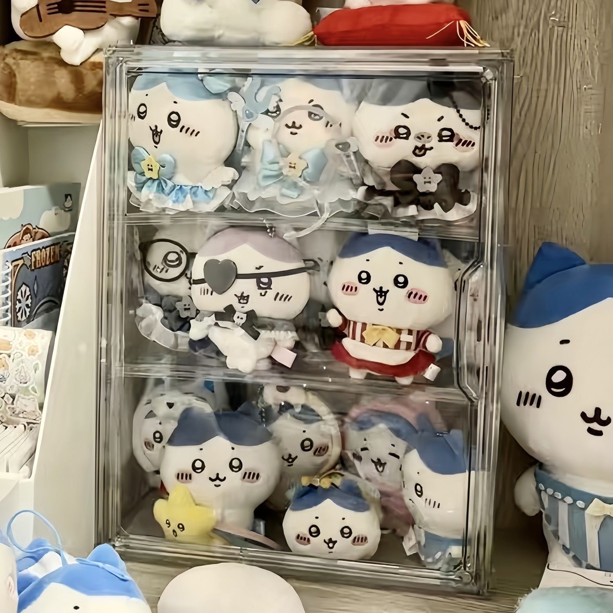 chiikawa乌萨奇吉伊卡哇小八玩偶挂件多层防尘桌面收纳展示盒柜子