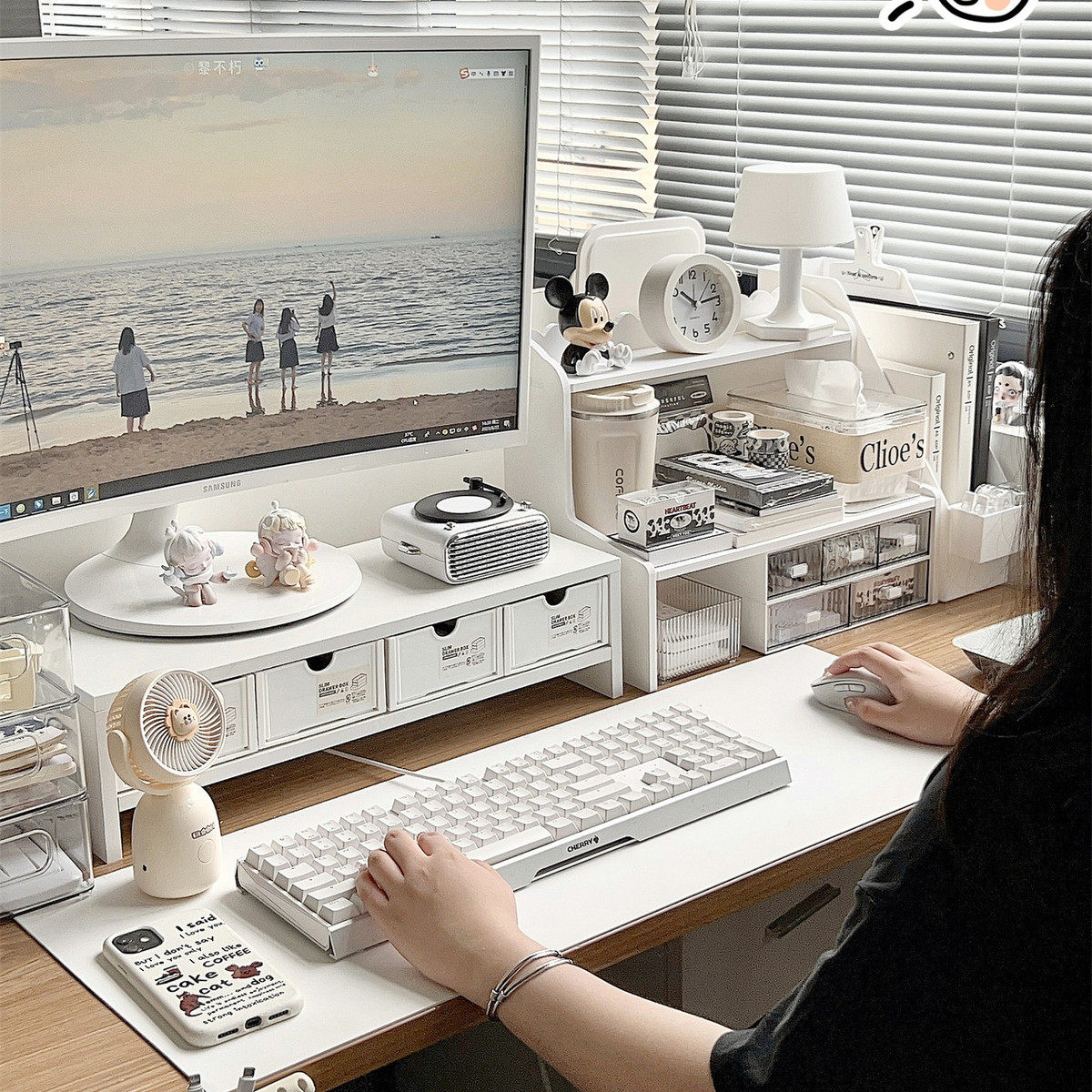 2024新款办公桌收纳置物架桌面电脑架女生工位整理书桌收纳盒好物