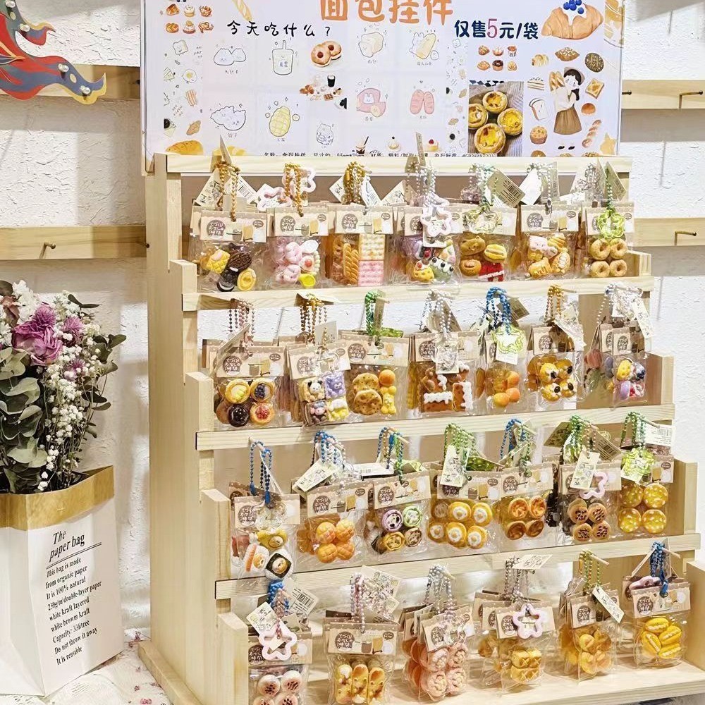（提前订）新款面包挂件迷你食玩柜台实木展示架djy树脂配件批发
