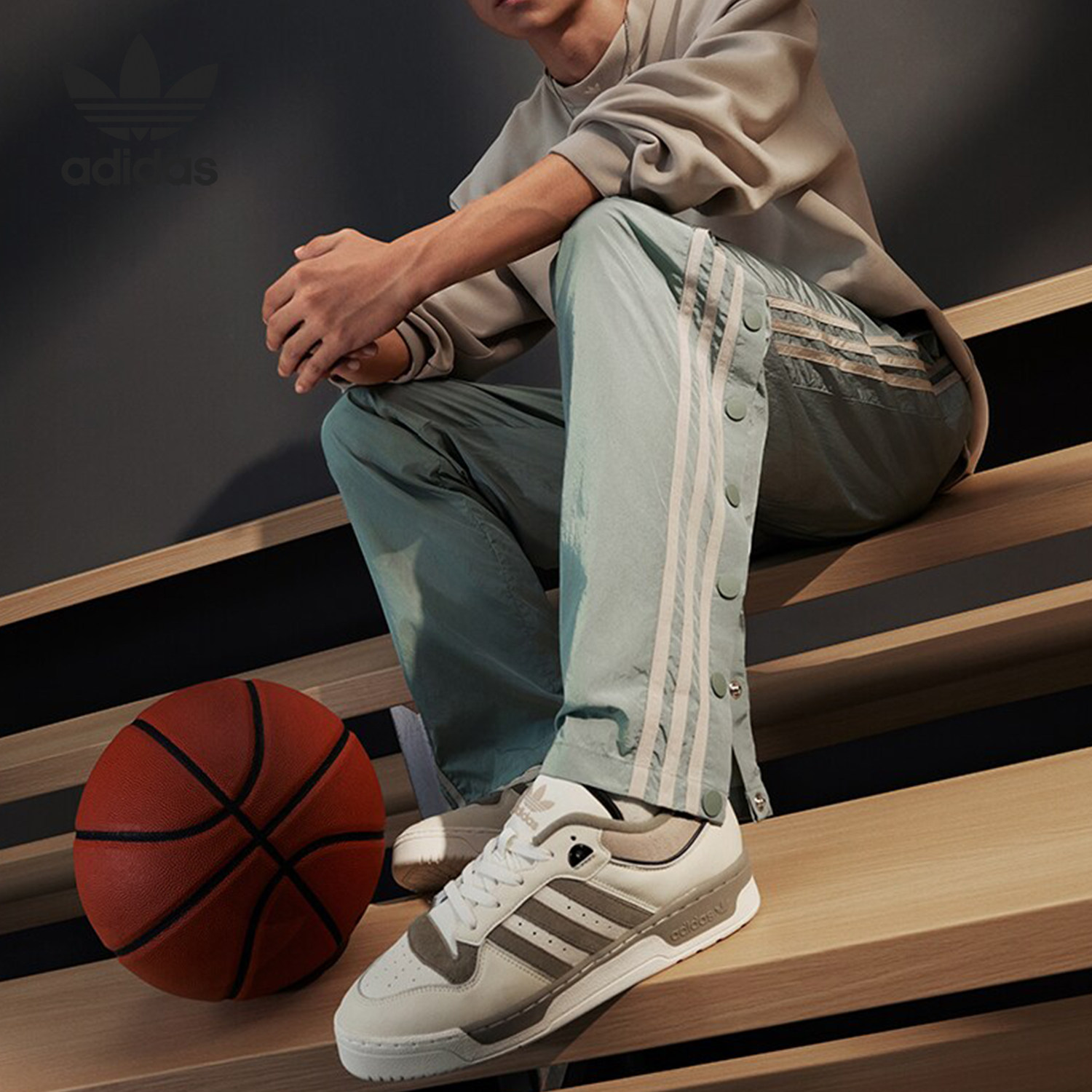 adidas/阿迪达斯正品三叶草男子时尚侧开排扣运动长裤ik8559