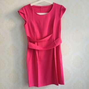 玫红色亮眼显瘦花瓣边连衣裙办公室OL