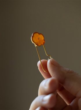 封面是花清代老玛瑙小花胸针