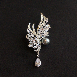 小溜家新款精致锆石配饰羽毛胸针珍珠胸花西装大衣高档女胸花别针