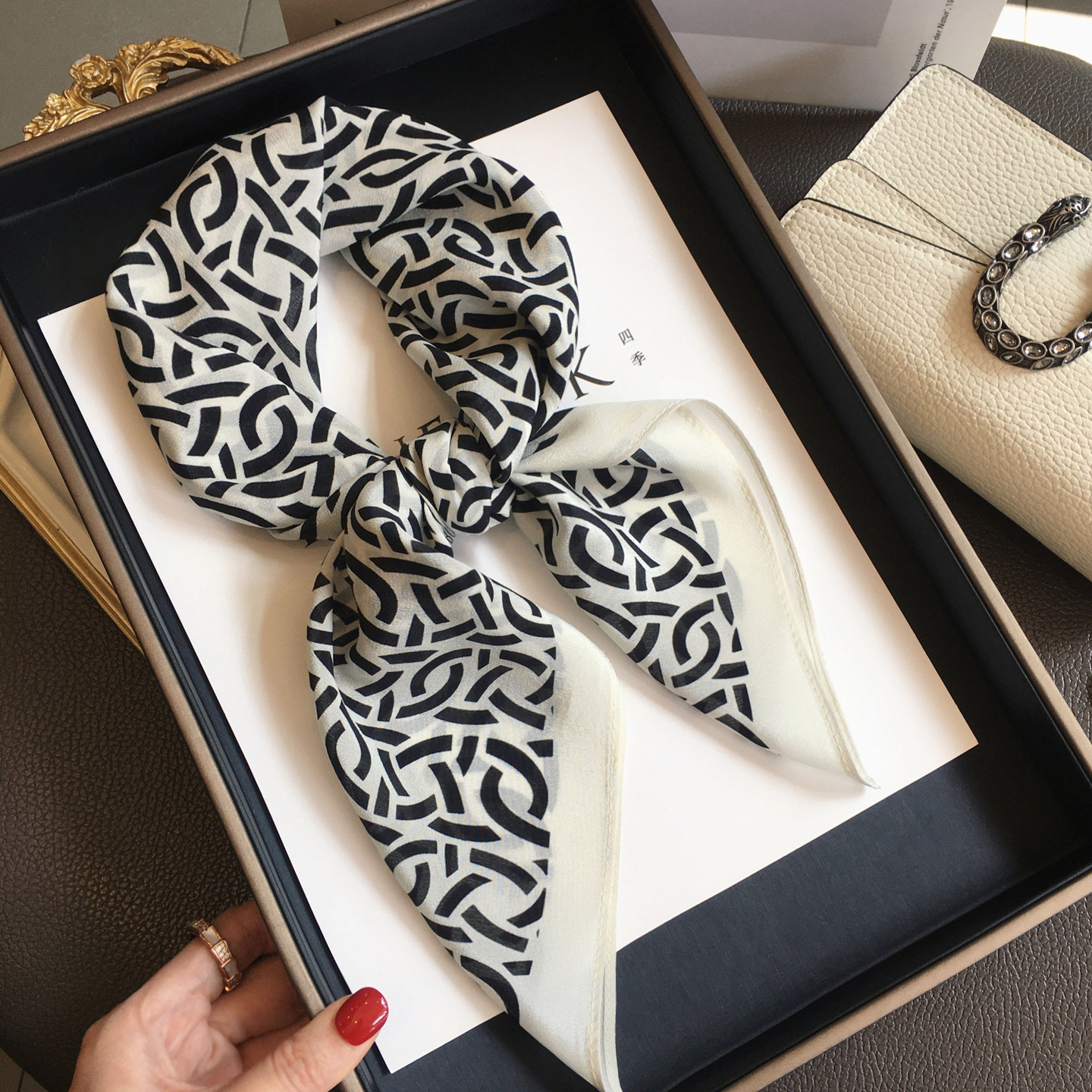 杭州丝绸质感老钱风100%桑蚕丝围巾春季百搭披肩真丝双绉丝巾方巾