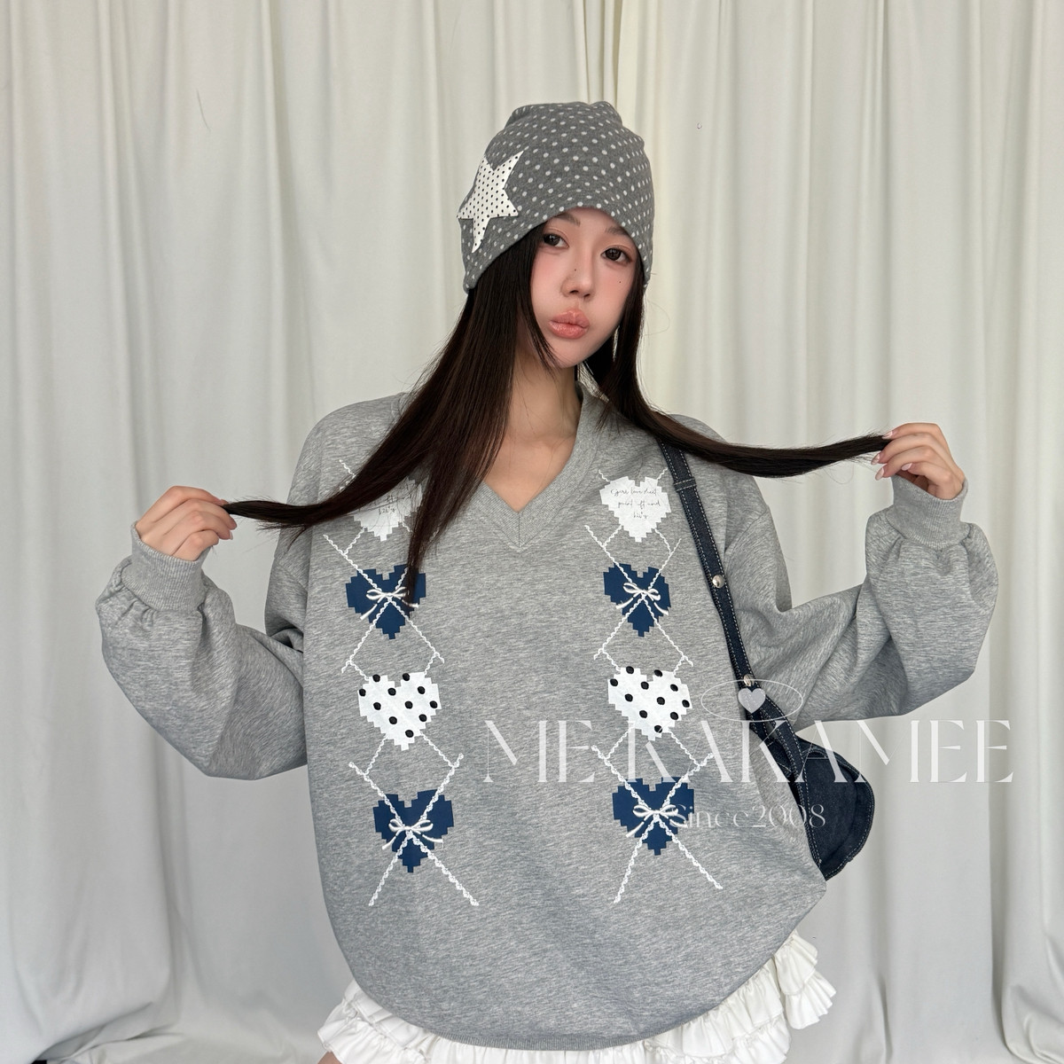 ME KAKAMEE-品韩系爱心菱格波点蝴蝶结刺绣V领宽松大版卫衣S5630