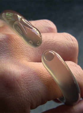 天然巴西玛瑙手镯/巧雕兔子/原色无忧化/灰冰透/强荧光玉髓1938