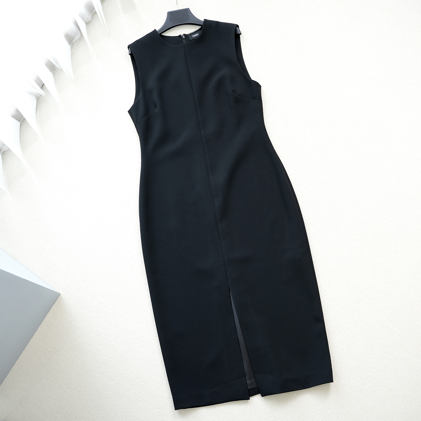 Th纯元砖贵3600 优雅气质窄裙圆领无袖前开叉连衣裙 两色