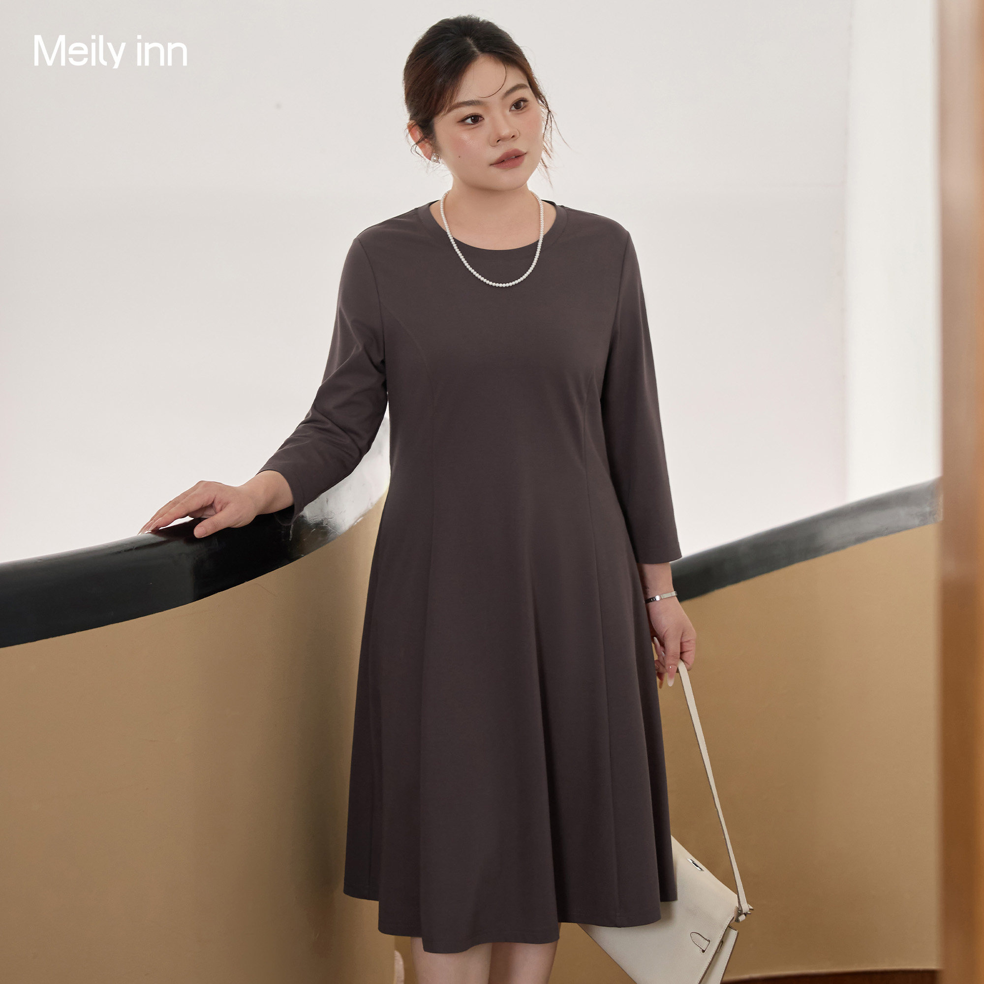 美丽客栈2025秋季新款大码女装胖mm气质中长款收腰显瘦长袖连衣裙