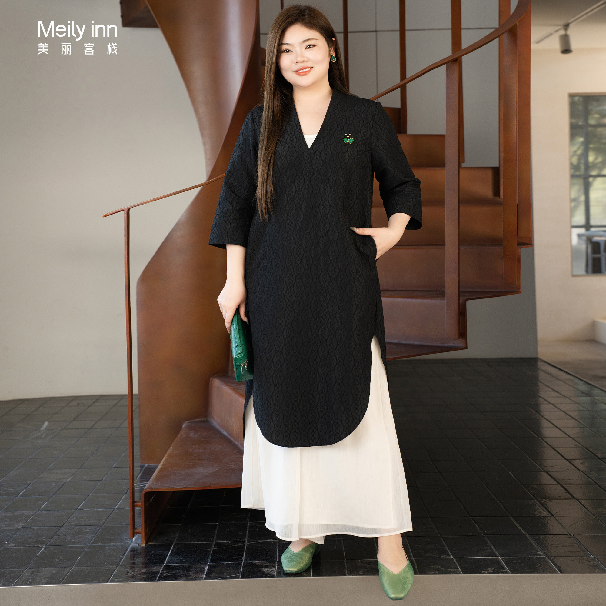 美丽客栈原创高端超大码女装胖mm200斤加肥加大绣花V领棉长衬衫春