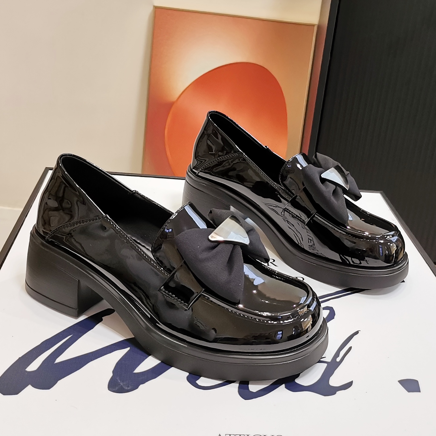 蝴蝶结单鞋漆皮粗跟英伦风乐福鞋