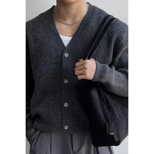 韩国东大门代购春秋厚实时尚高级感V领开衫男士短款休闲毛衣外套