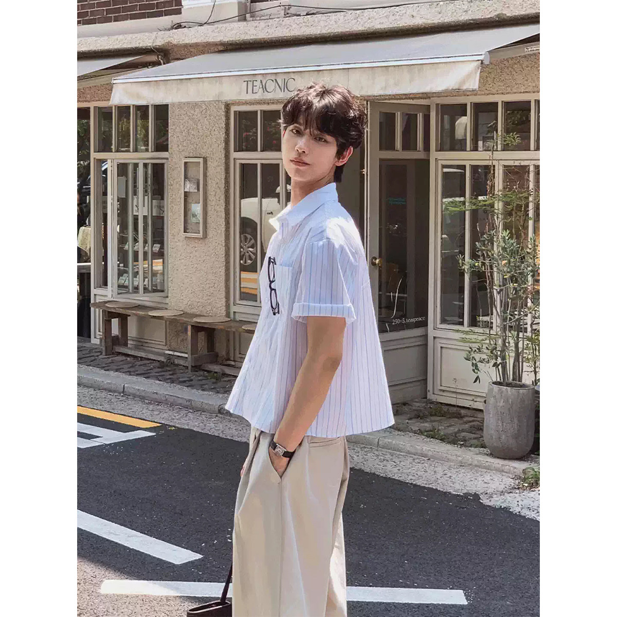 韩国东大门代购夏季时尚清凉竖条纹宽松休闲简约短款短袖衬衫男