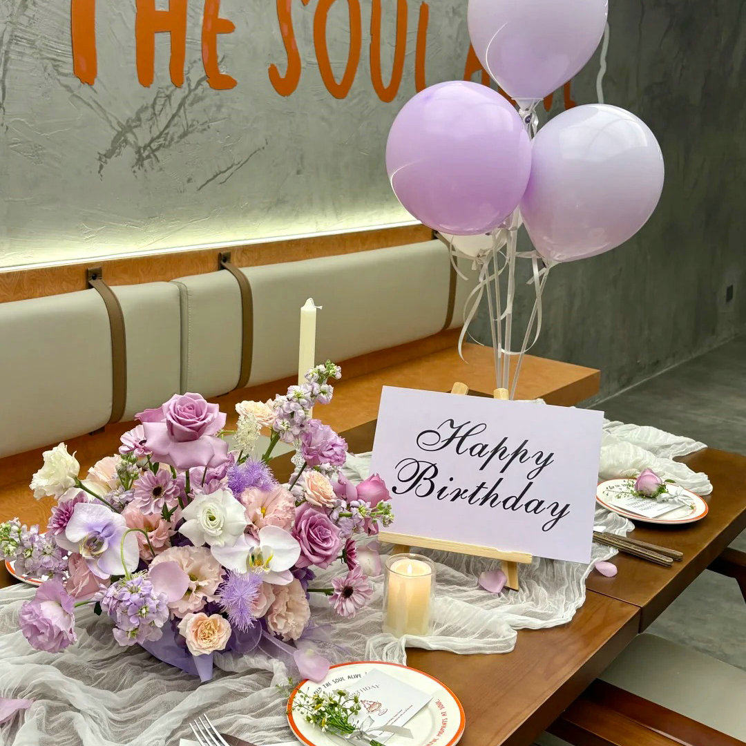 高档西餐厅桌面生日布置创意小众餐桌装饰白色KT板立式摆台道具