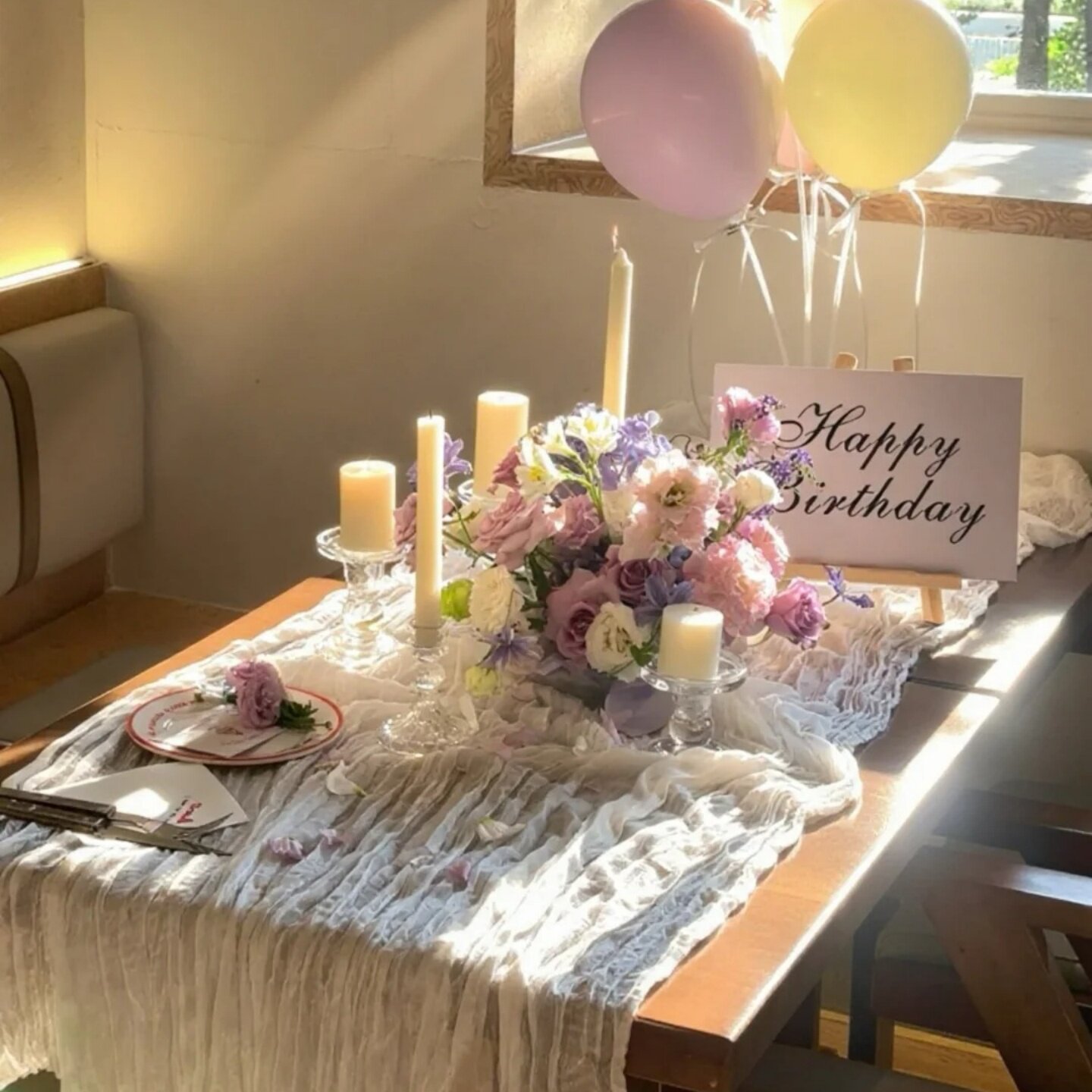 酒店餐厅餐桌高级氛围感装饰褶皱桌布桌旗浪漫生日婚礼婚庆布置