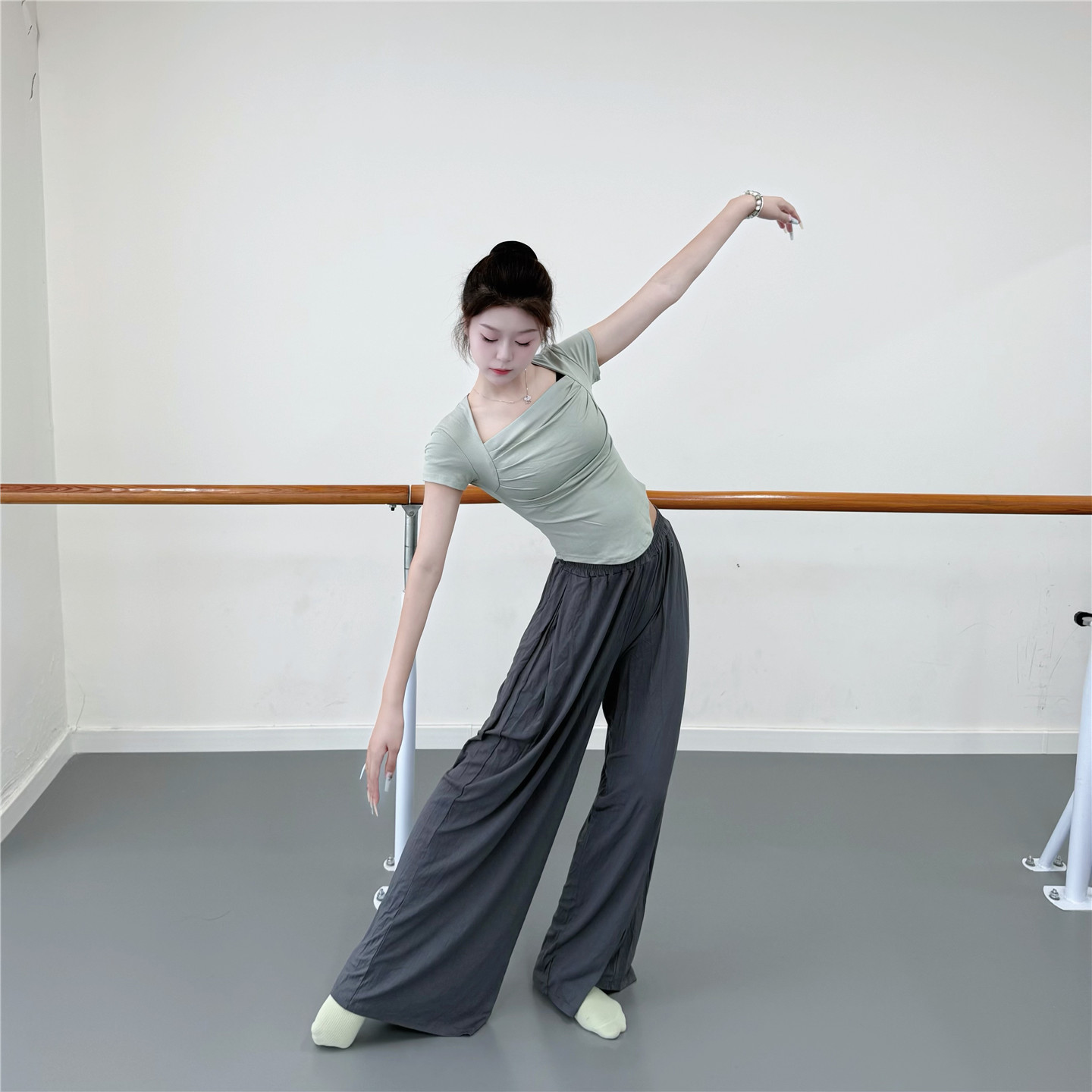 现代舞裤子直筒裤学生舞蹈裤女中国舞形体飘逸阔腿裤古典舞练功服