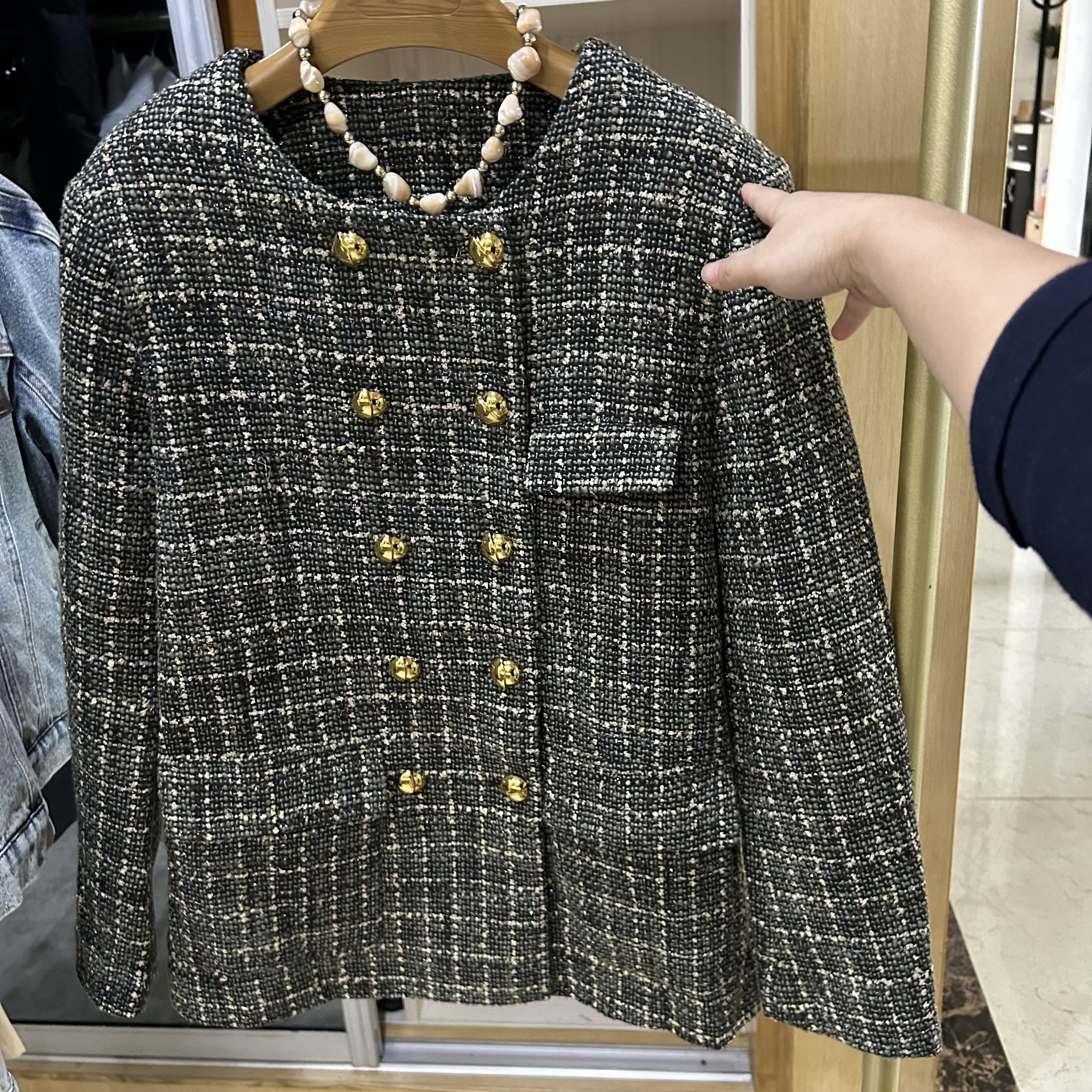高端 金扣格纹双排扣夹克外套女冬季新款圆领宽松垫肩小香风上衣