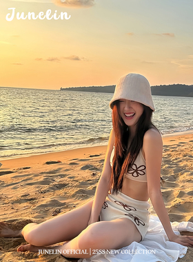 六月林 韩国博主同款甜辣风度假短款黑花朵白色吊带女夏季短裤子