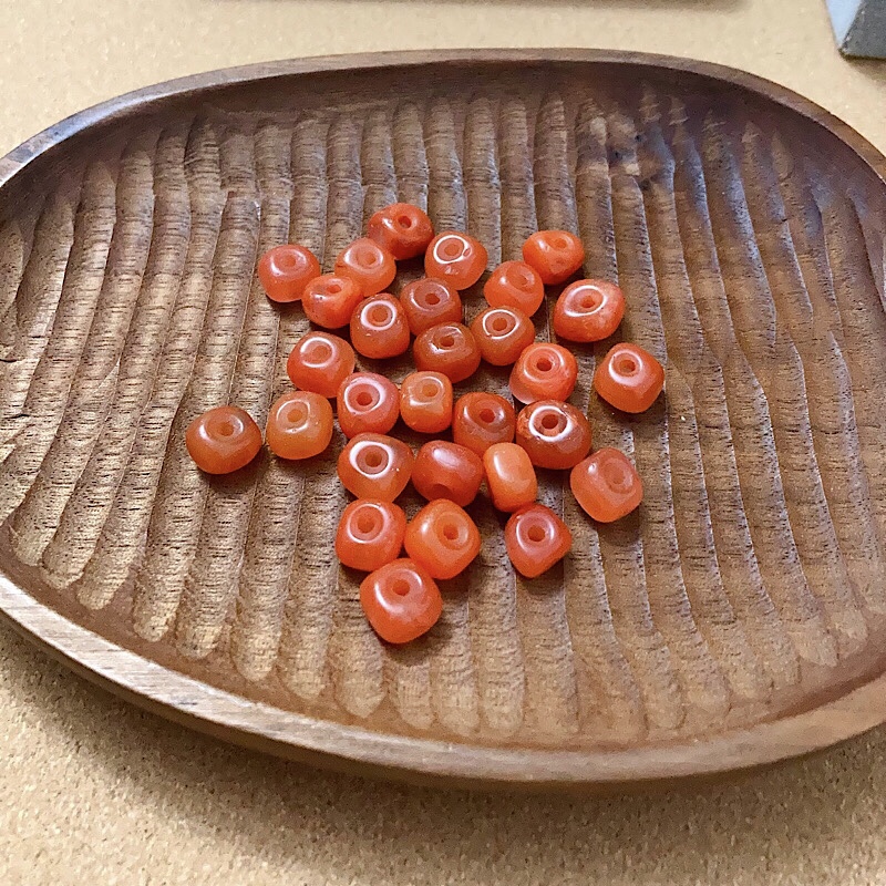 天然南红随形方藏扣柿子红约10×6mm随机一颗