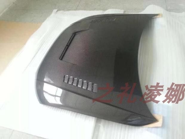 09-12老款奥迪A4B8碳纤维机盖       A4B8碳纤维开孔引擎机盖