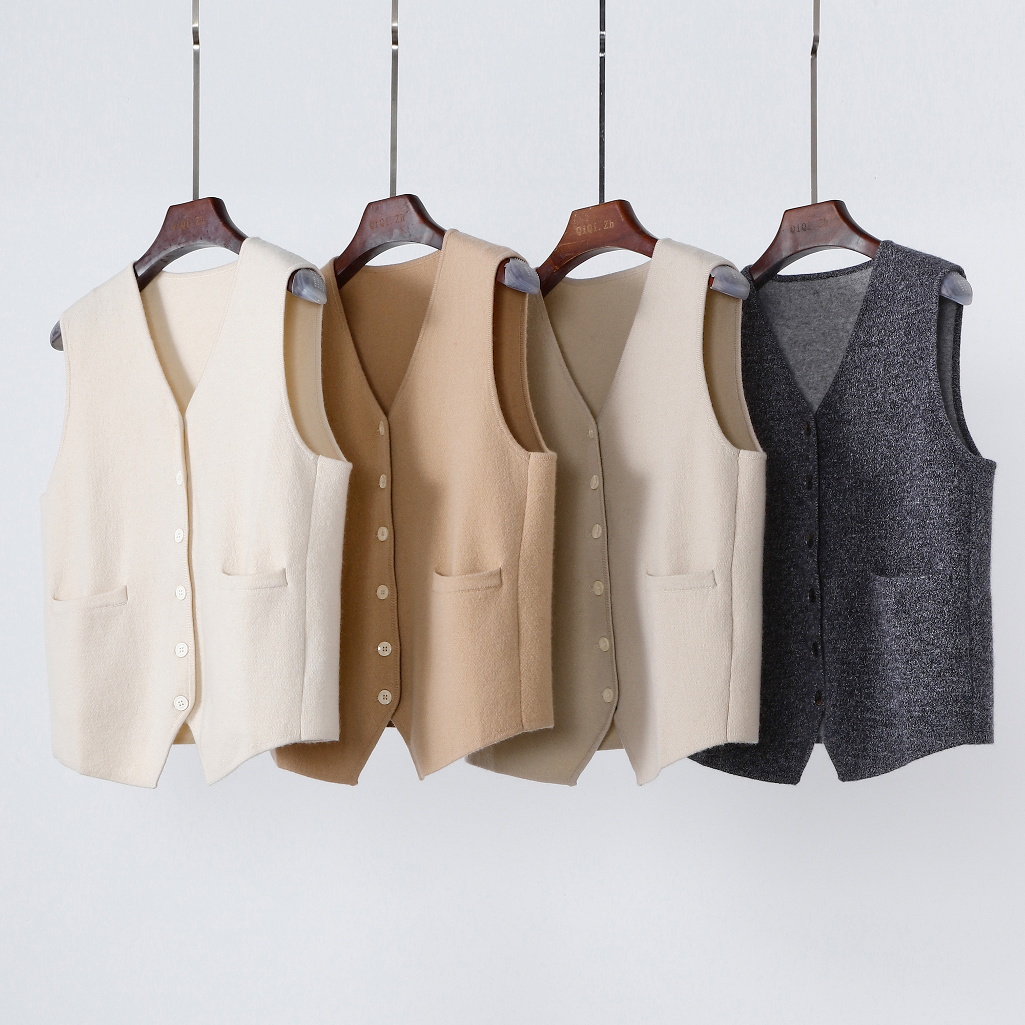 山羊绒通勤纯色V领单排扣马甲