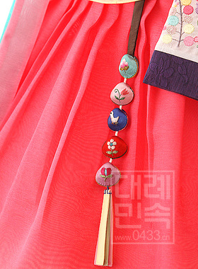 真贝壳手绣挂饰儿童韩服挂件/H-P02679