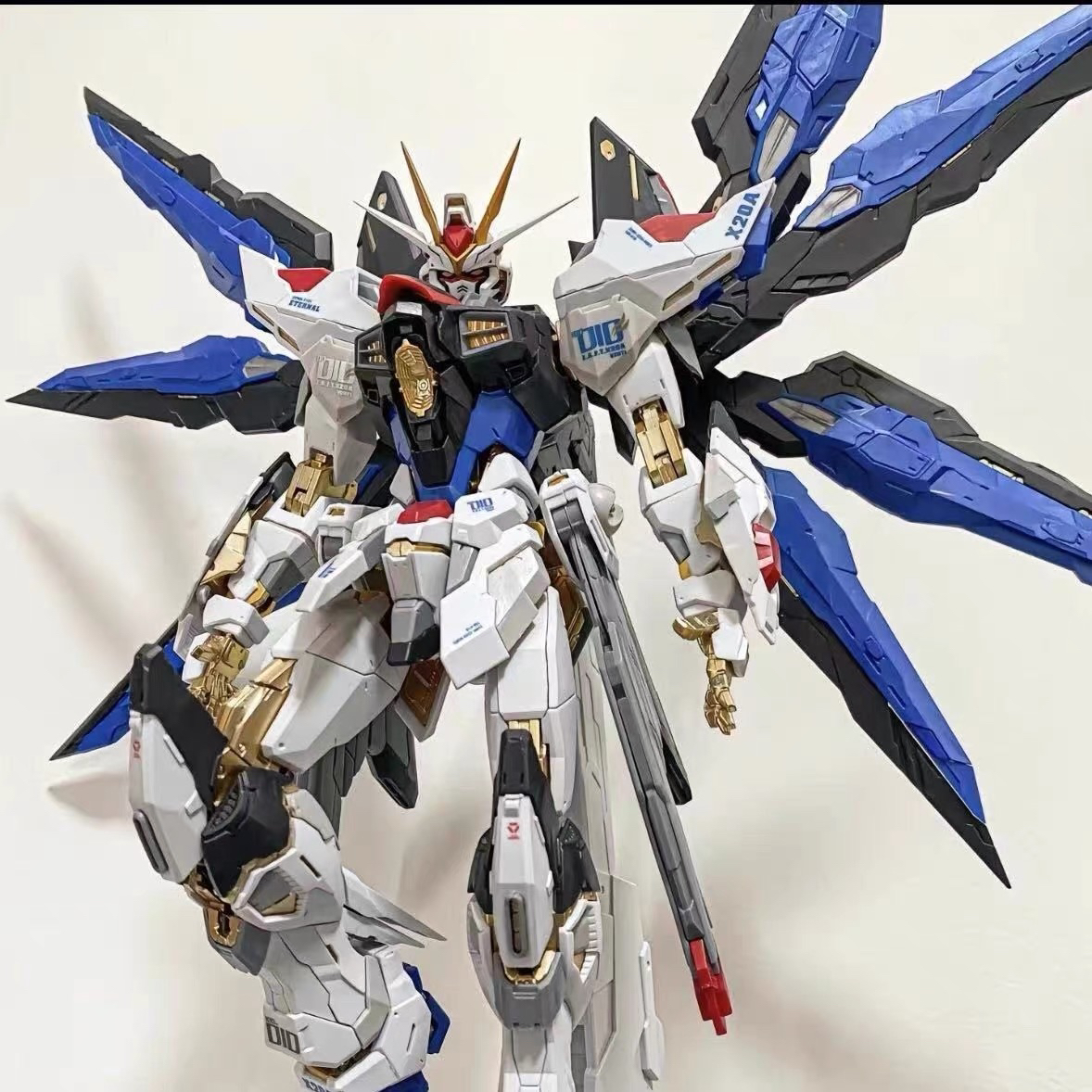 再版8802强袭自由送新头雕没光翼MG模型1/100水贴地台 模玩/动漫/周边/娃圈三坑/桌游 高达模型专区 原图主图