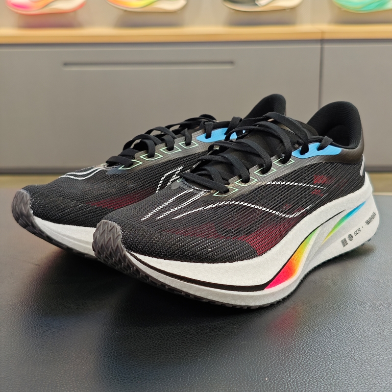 李宁男子跑鞋减震回弹