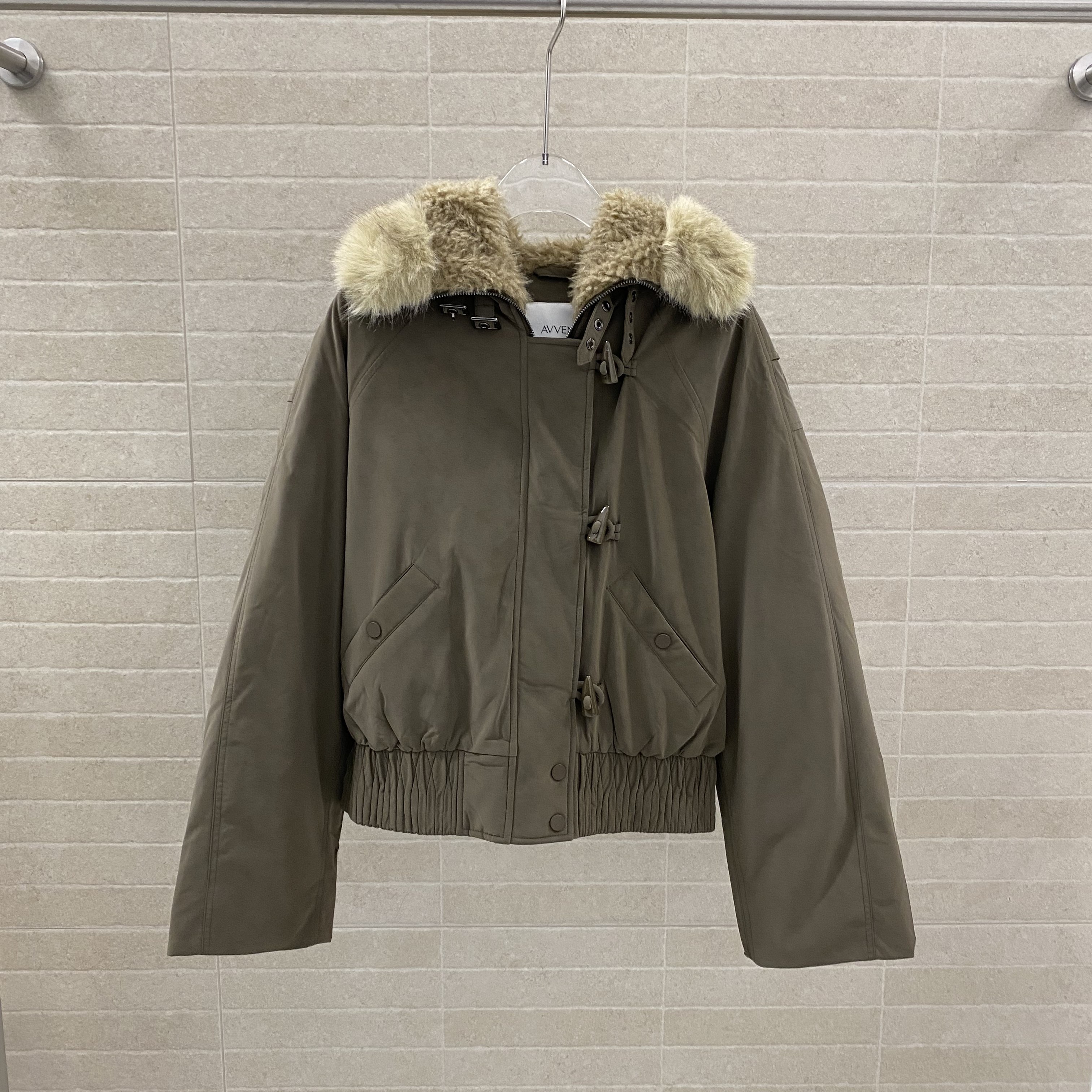 AVVENN 牛角扣简约短羽绒服25年冬AL90501556——3690