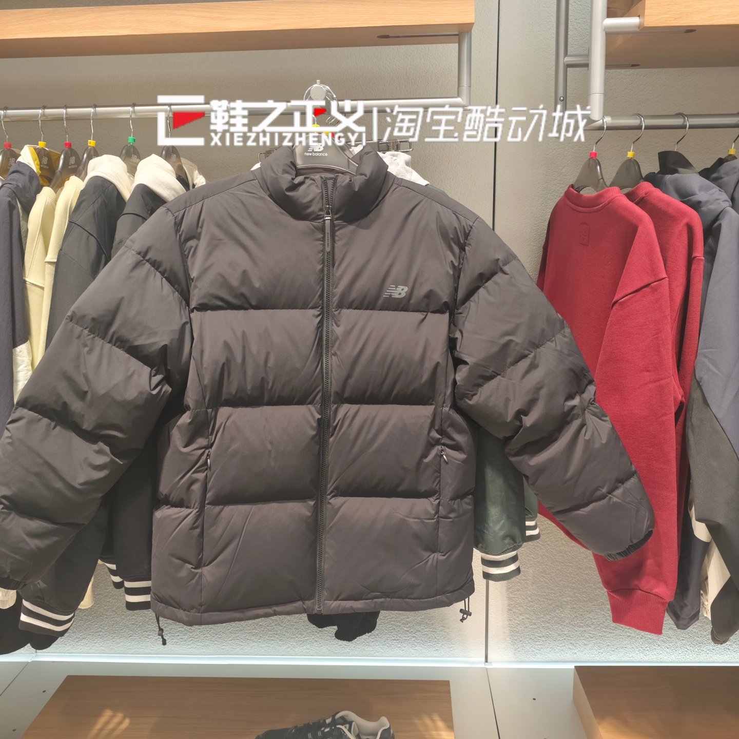 25新NEW BALANCE/NB羽绒服男女冬季短款立领黑色运动外套AMJ54328,运动服/休闲服装,运动羽绒服,淘宝优惠券,粉丝福利购,淘宝优惠卷