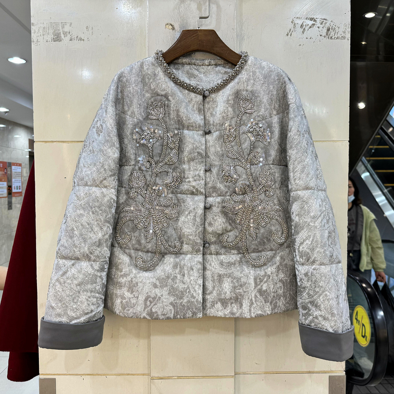 林依橱LYC25B065 钉珠圆领串珠亮片刺绣重工国风洋气棉衣外套冬装