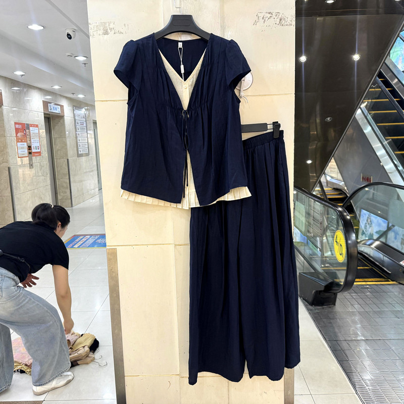 歌姿俪尔26X-T3082 飘带压褶V领假两件衬衣+直筒裤休闲两件套夏装